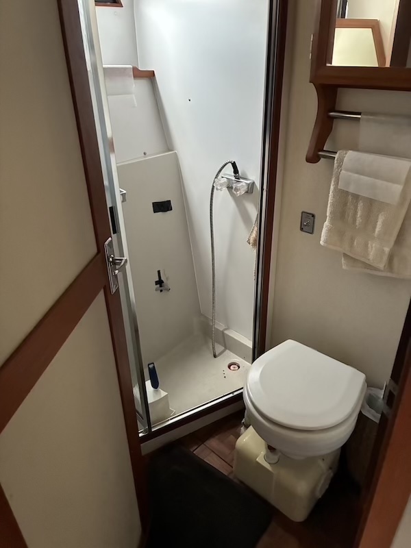 Boat image 20 - 1987 Carver 32 Mariner