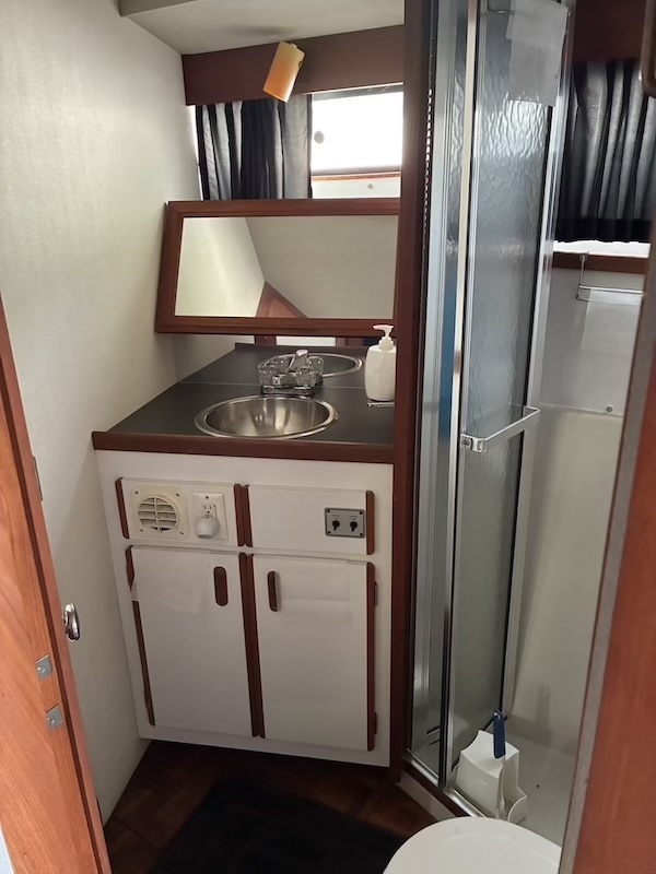 Boat image 21 - 1987 Carver 32 Mariner