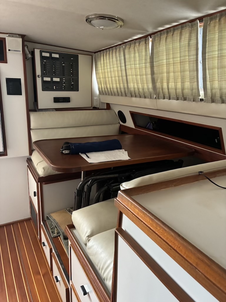 Boat image 2 - 1989 Tiara 3300 Sport Flybridge