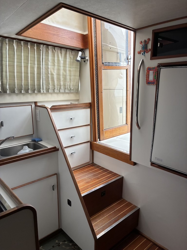 Boat image 6 - 1989 Tiara 3300 Sport Flybridge