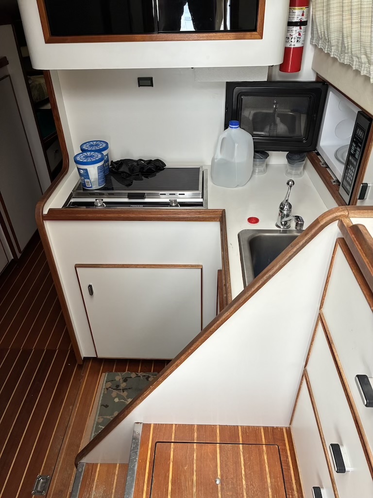 Boat image 14 - 1989 Tiara 3300 Sport Flybridge