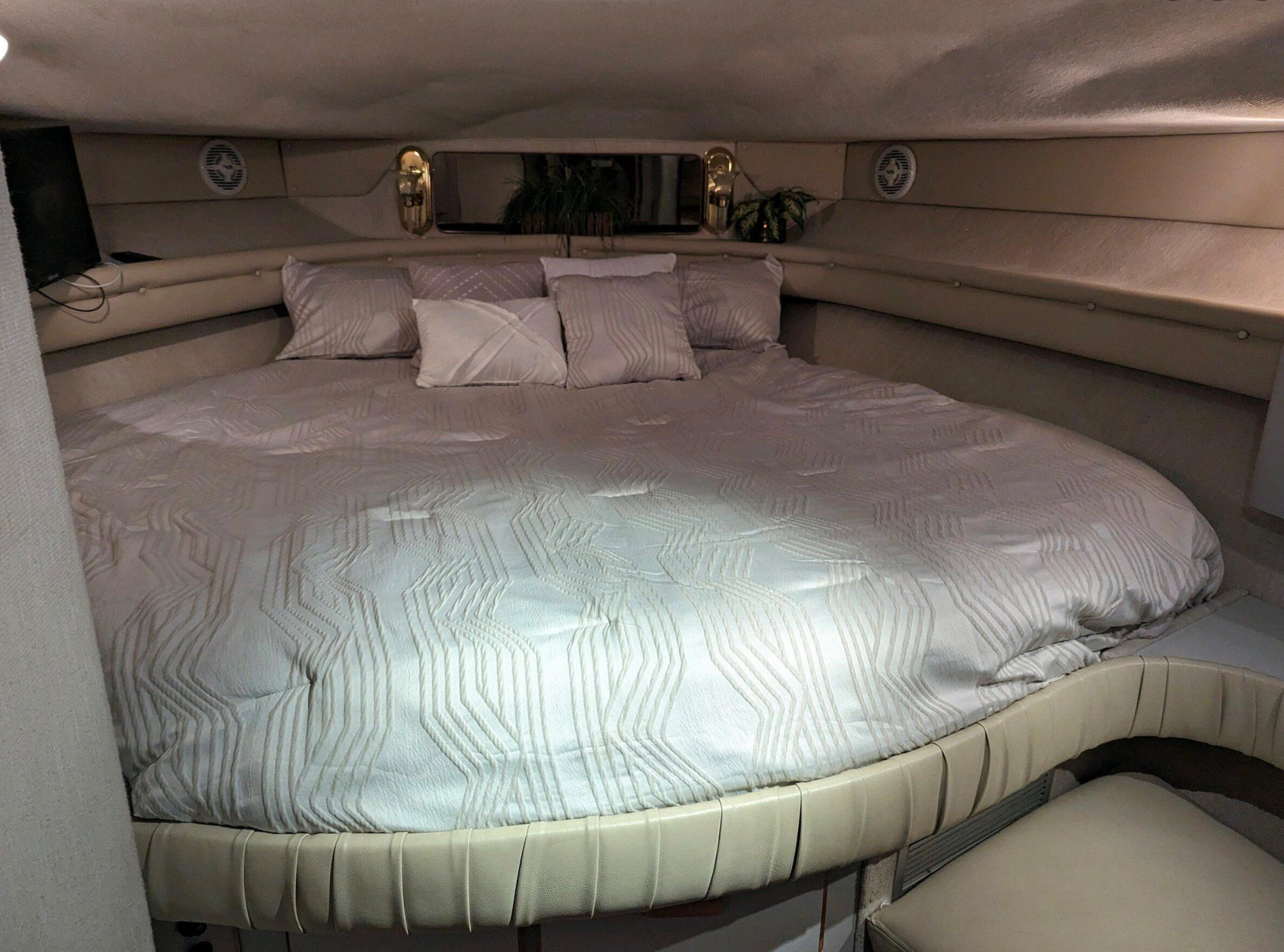 Boat image 3 - 1990 Sea Ray 420 Sundancer
