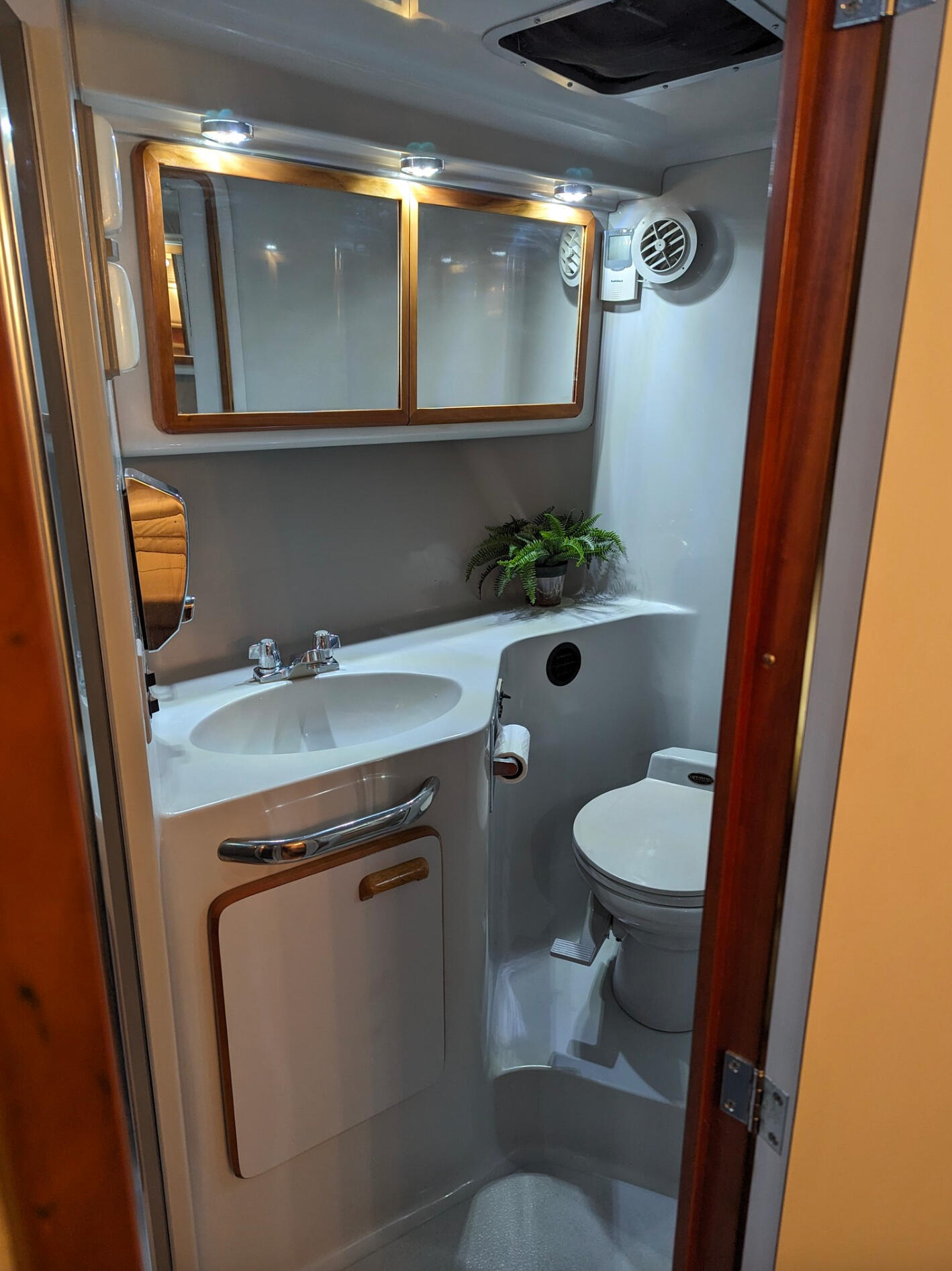 Boat image 4 - 1990 Sea Ray 420 Sundancer