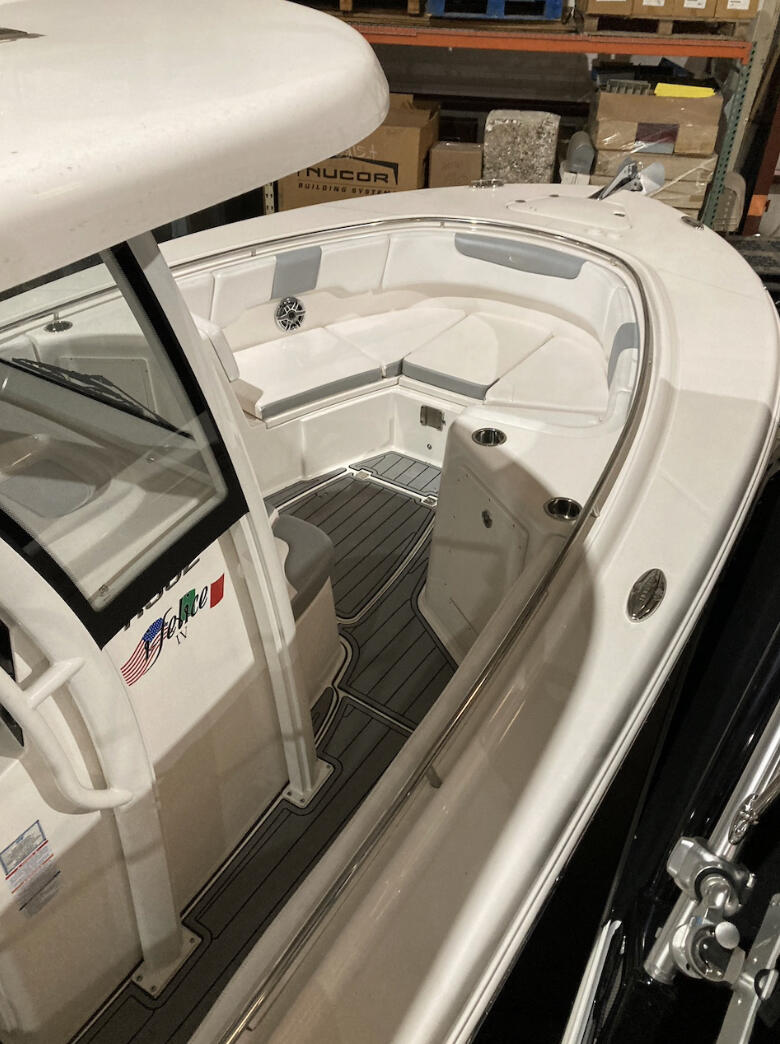 Boat image 1 - 2021 Robalo 302 R Center Console