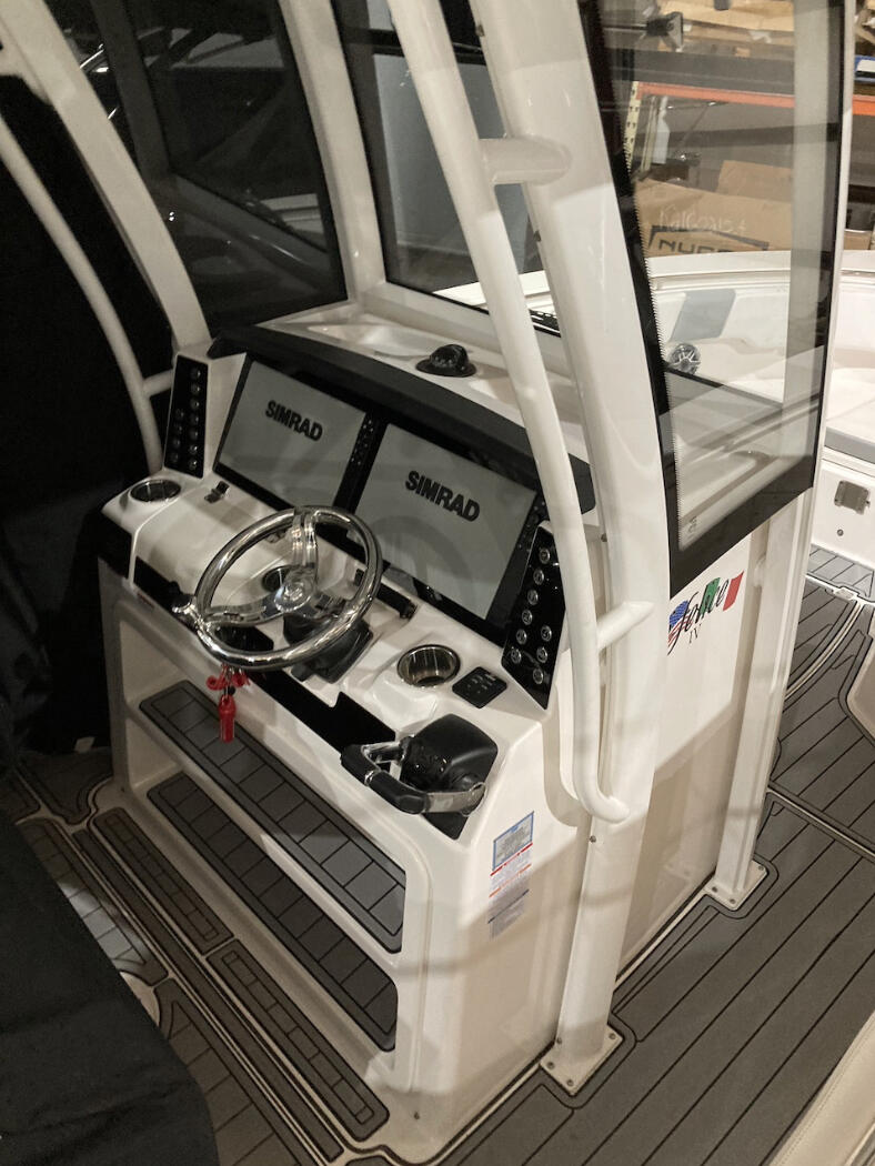 Boat image 2 - 2021 Robalo 302 R Center Console