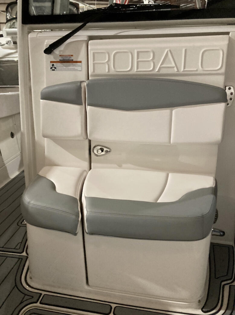 Boat image 4 - 2021 Robalo 302 R Center Console
