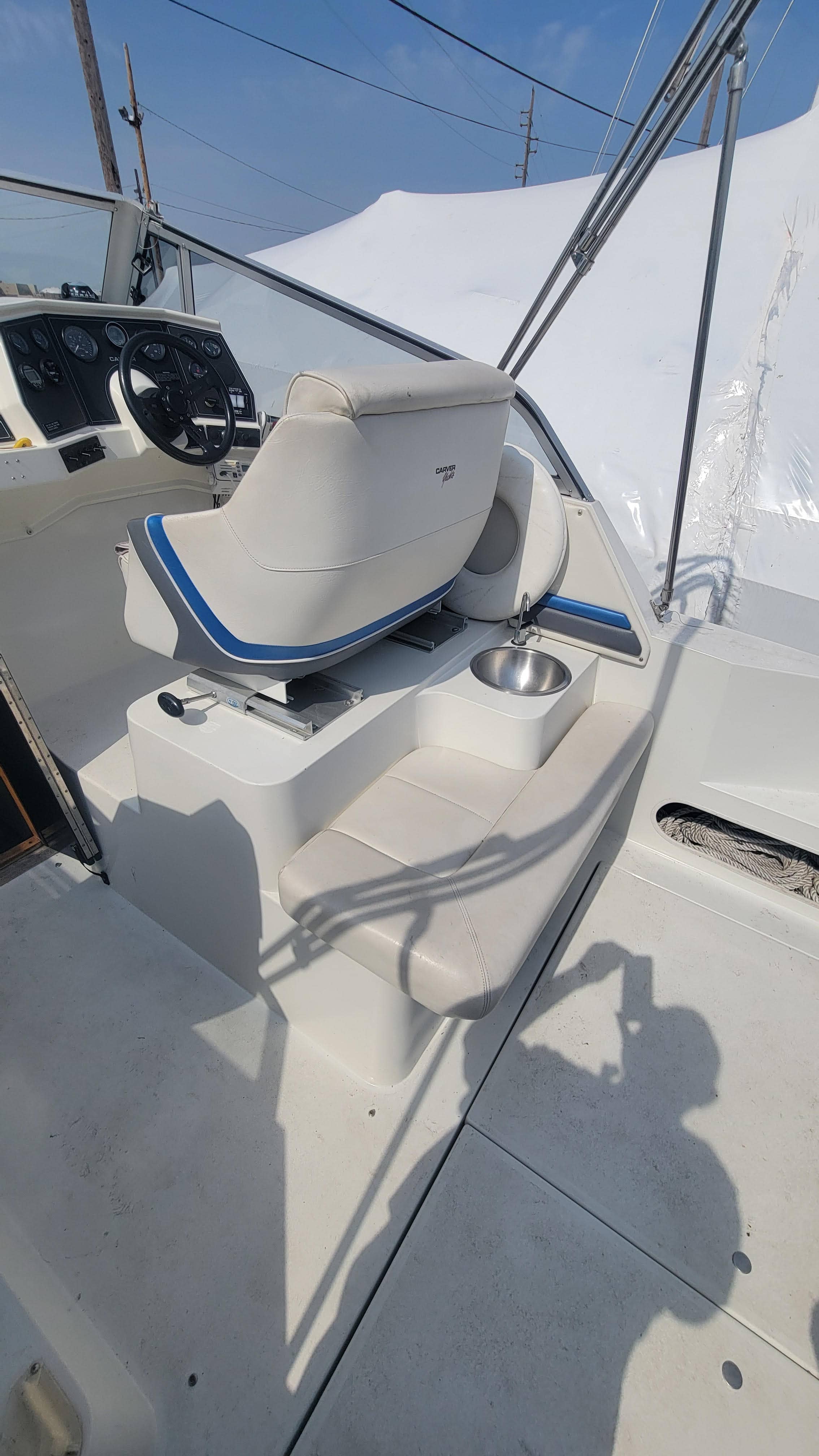 Boat image 4 - 1992 Carver Montego 528