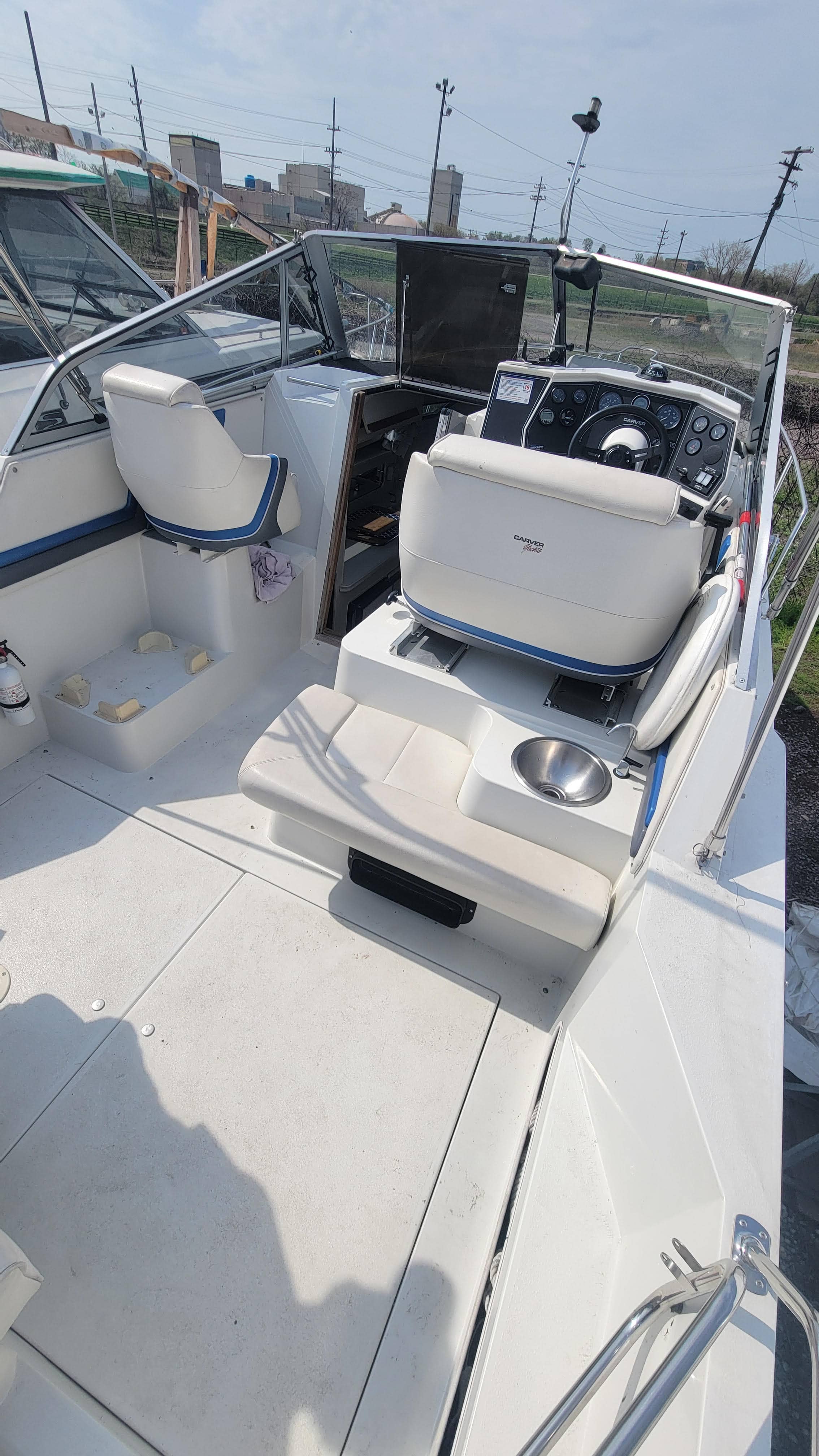 Boat image 3 - 1992 Carver Montego 528
