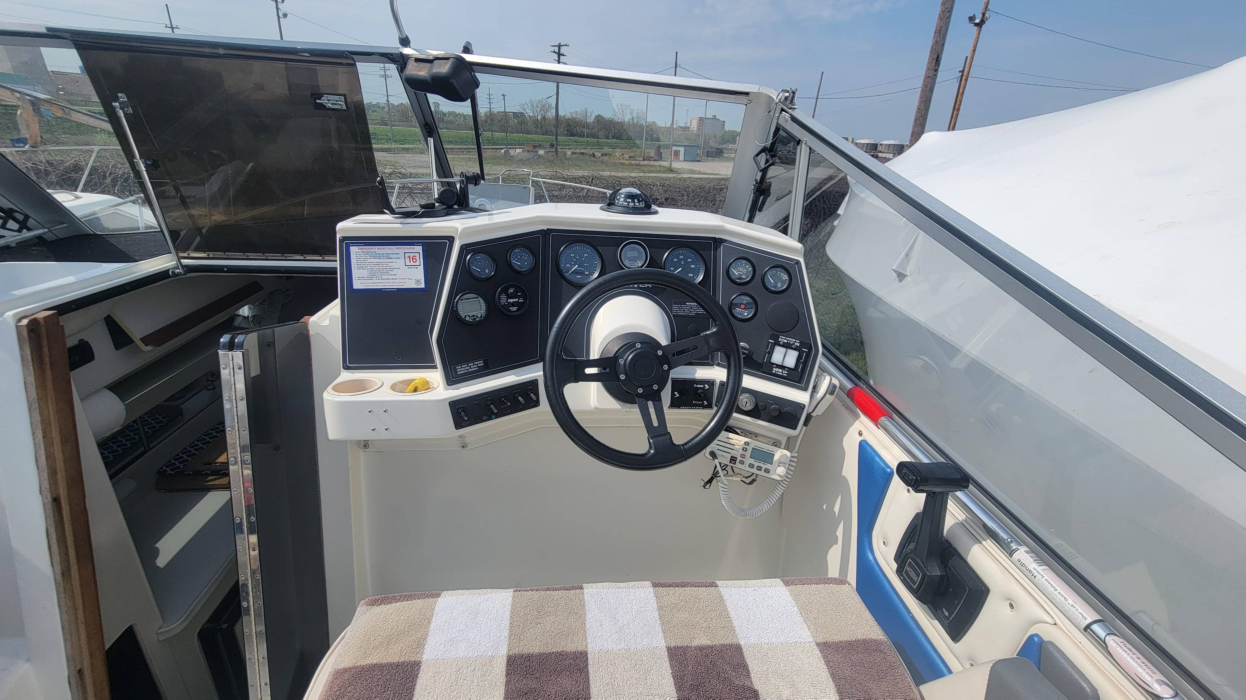 Boat image 2 - 1992 Carver Montego 528