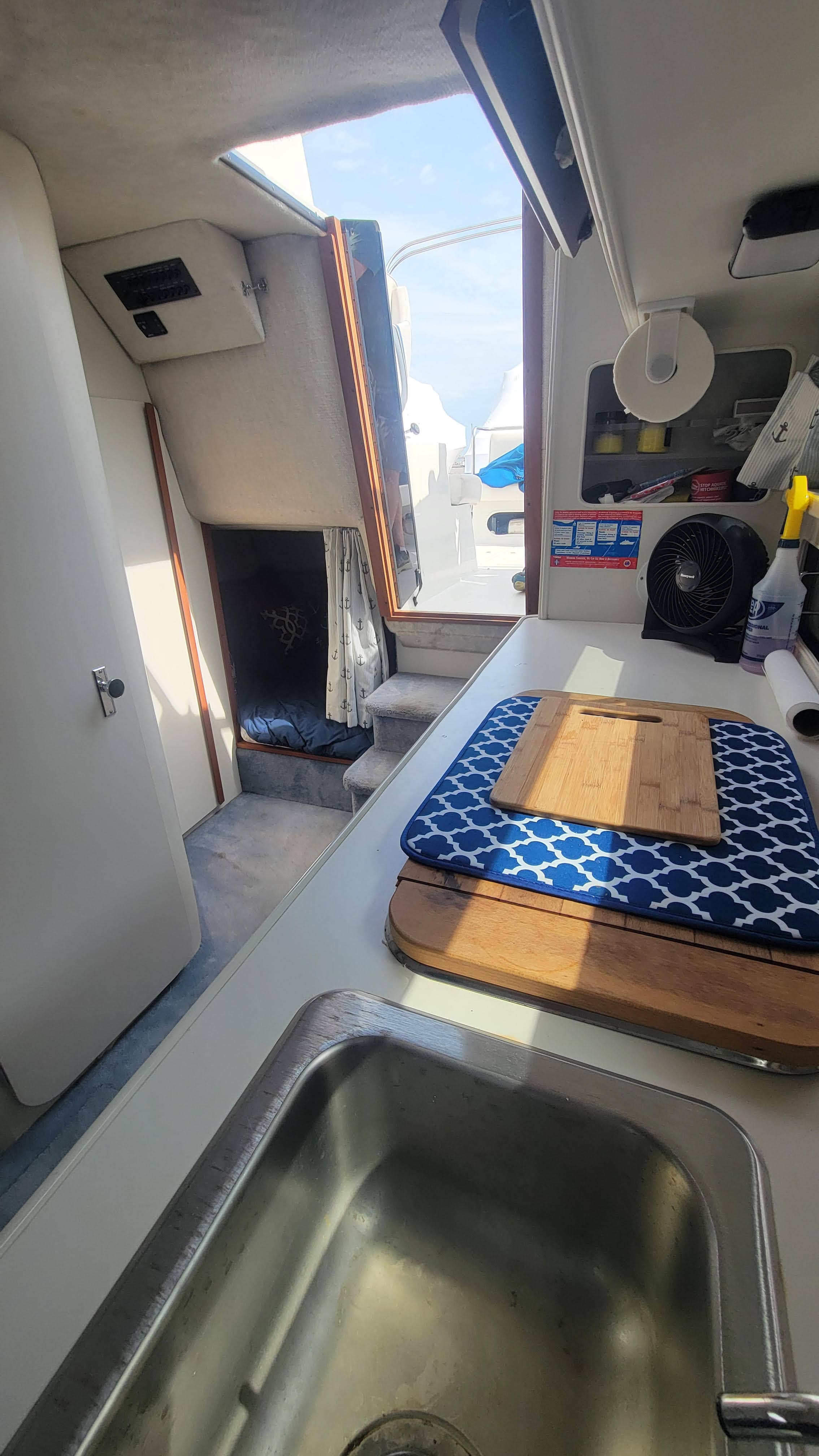 Boat image 8 - 1992 Carver Montego 528