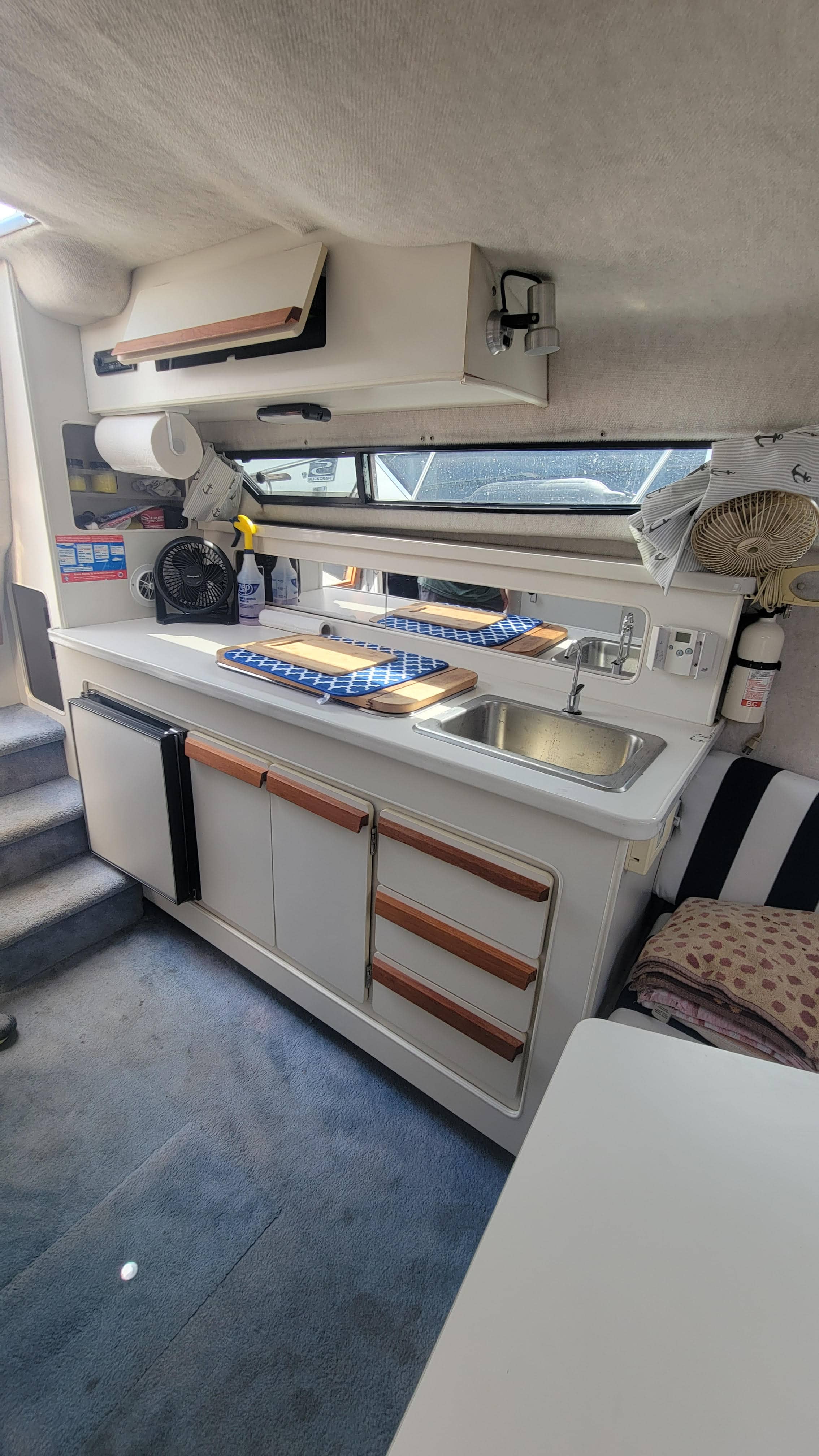 Boat image 7 - 1992 Carver Montego 528