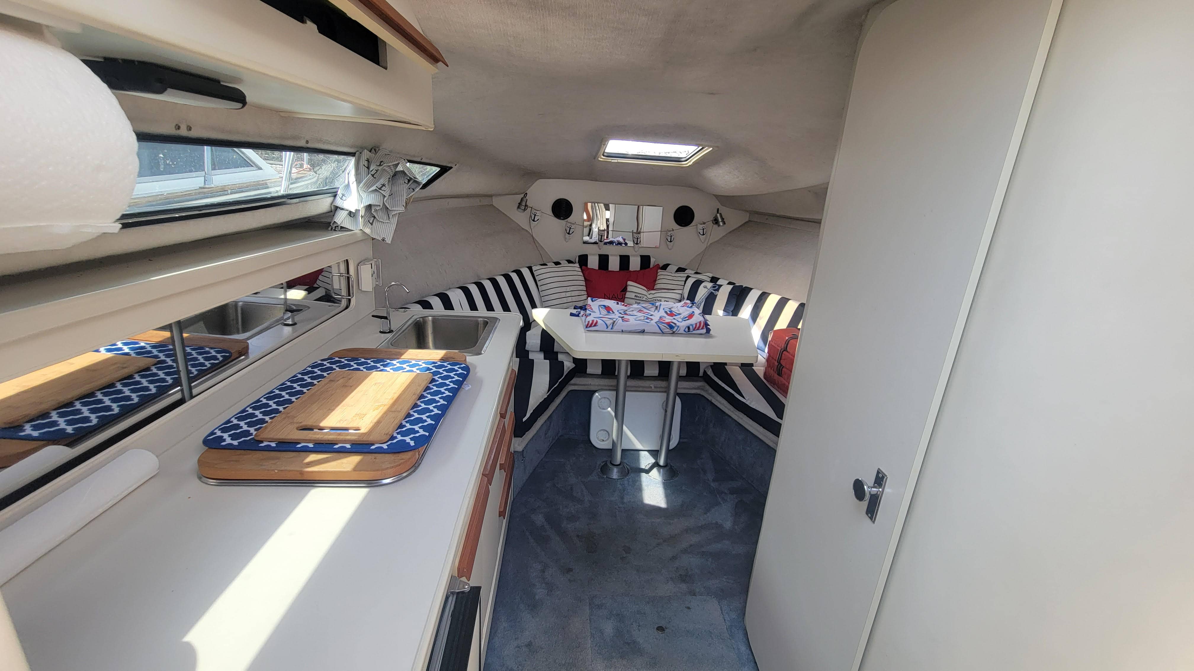 Boat image 5 - 1992 Carver Montego 528