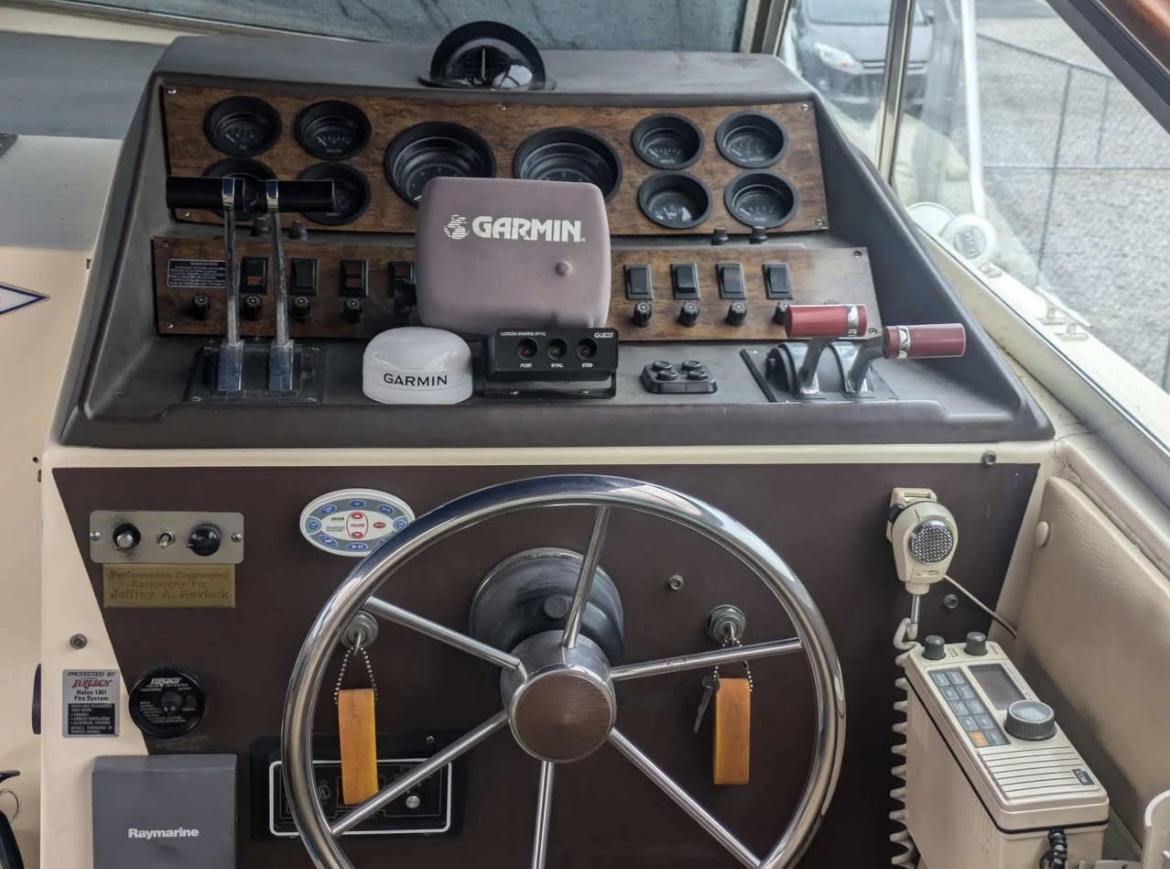 Boat image 2 - 1983 Chris Craft Commander 332