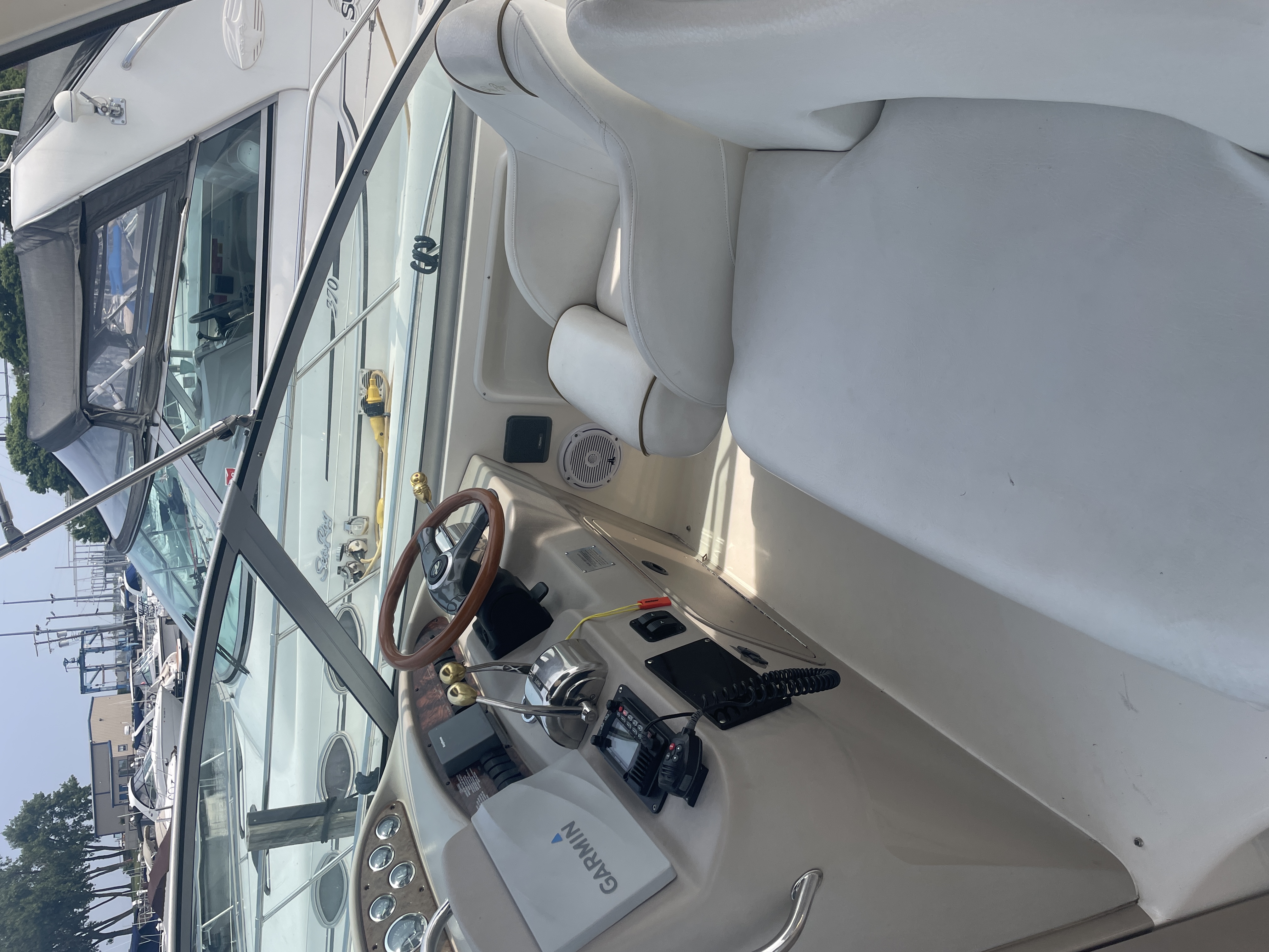 Boat image 3 - 1999 Sea Ray Sundancer 340