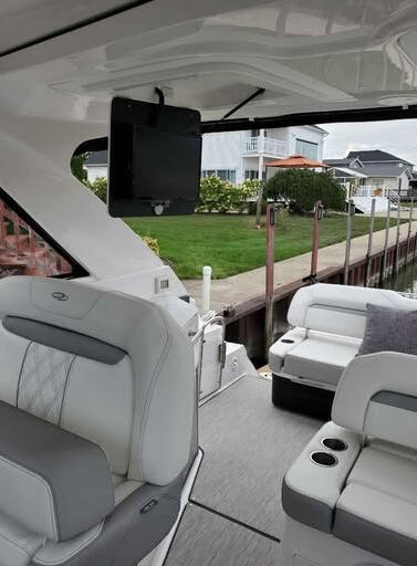 Boat image 2 - 2019 Regal 35 Coupe